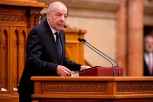 Maďarský prezident Sulyok odmietol výzvy na odstúpenie, Magyar zareagoval ostrou...
