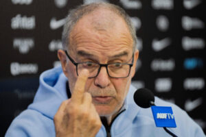 Marcelo Bielsa sa pri fotení pre FIFA nepozeral na fotografa: Nie som model, ale...