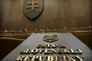 Anticena Homofób roka patrí 90 poslancom za novelu Ústavy SR, výrazne predbehli Huliaka či Uhríka