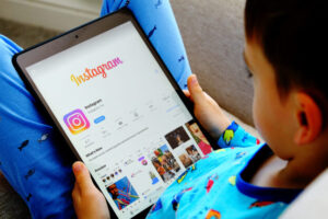 Už aj Mete hrozí mastná pokuta. Komisia žiada, aby zmenila návykový dizajn Facebooku a Instragramu