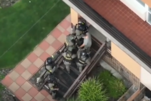 ÚBOK obvinil dvojicu z prevádzačstva, pobytové oprávnenie nezákonne poskytli až 77 osobám – VIDEO