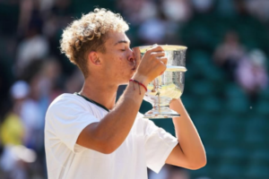 Titul na Wimbledone sčasti patrí aj Slovensku. Americký mladík má korene v Brati...